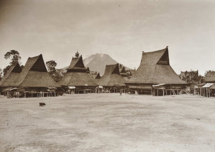 COLLECTIE TROPENMUSEUM Traditionele Batakhuizen aan een pleintje in kampong Lingga Karolanden Sumatras Oostkust TMnr 60012275